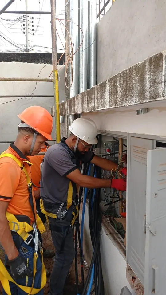Manutenção em painel de proteção