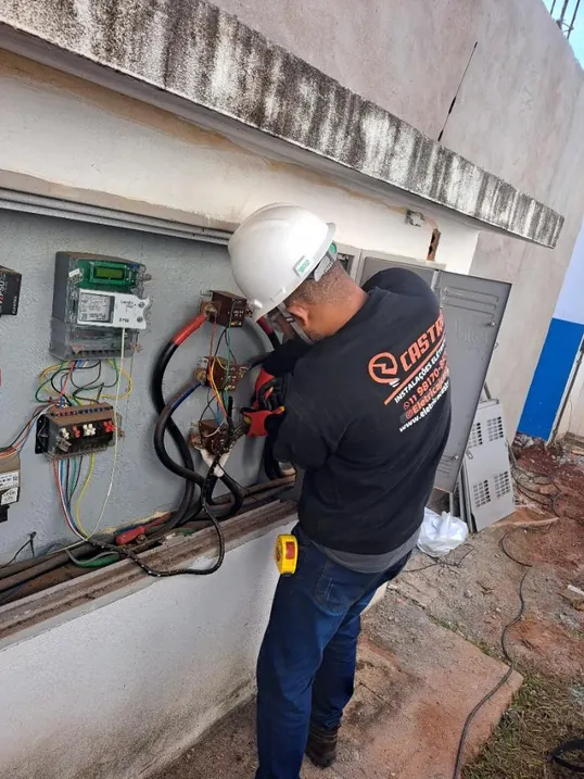 Técnico calibrando painel elétrico