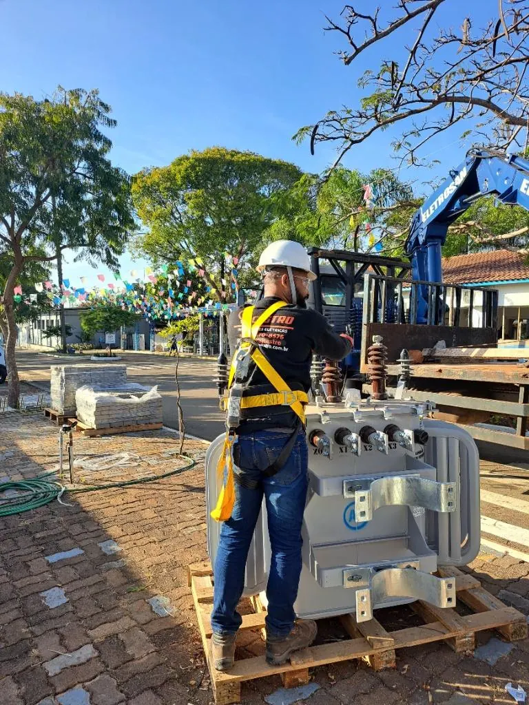 Instalação de transformador em obra