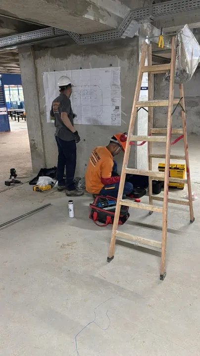 Técnico instalando infraestrutura em obra