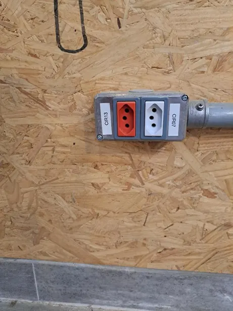 Identificação de circuitos elétricos
