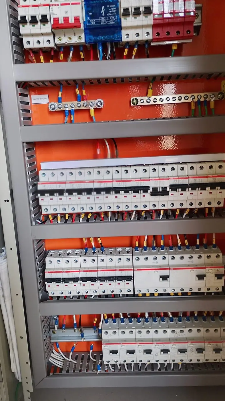 Montagem interna de quadro elétrico