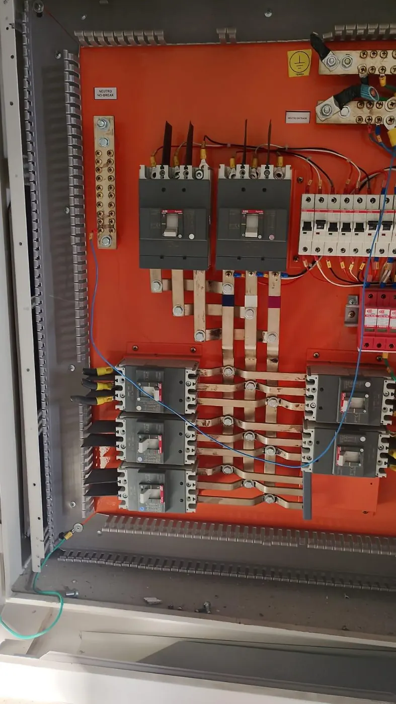 Técnico montando quadro elétrico