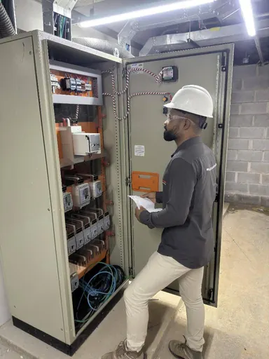 Técnico da Elétrica Castro inspecionando quadro elétrico